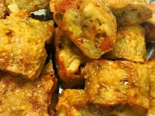 12、潮汕果肉,蒸好的果肉晾凉后切小块，入锅里煎至两面金黄即可，吃时可以蘸点金桔油