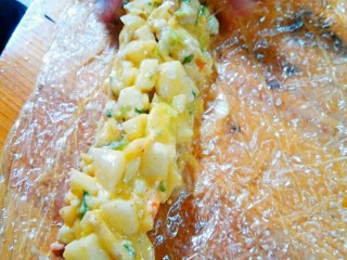 9、潮汕果肉,全部搅均匀后就可以卷了，把馅料舀在腐竹皮边上然后卷起来