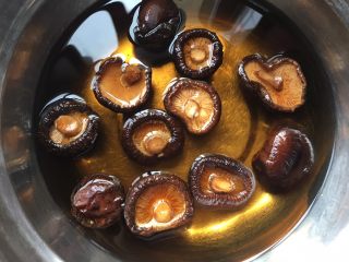 1、炒粉干,干香菇提前泡发