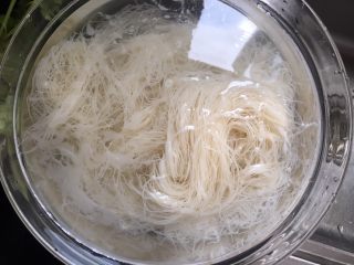 7、炒粉干,温水泡软