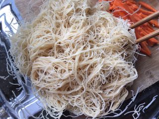 8、炒粉干,加料酒酱油腌制10分钟；方便入味