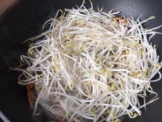 14、炒粉干,胡萝卜香菇炒软以后放豆芽