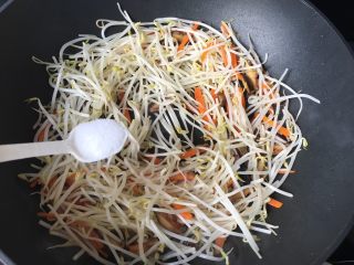 15、炒粉干,加盐