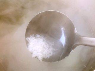 5、猪肝时蔬粥,大米煮至八成熟