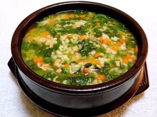 9、猪肝时蔬粥,鲜美可口的猪肝时蔬粥盛入容器中