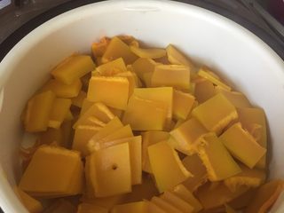 1、可爱小刺猬～香甜南瓜馒头,南瓜去皮，切薄片，上蒸锅蒸熟