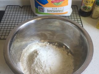 2、可爱小刺猬～香甜南瓜馒头,我用的高筋面粉，中筋也可以，只是没那么筋道。