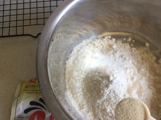 3、可爱小刺猬～香甜南瓜馒头,酵母用电子秤一般不容易秤出来，这个量勺非常好用