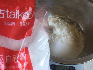 4、可爱小刺猬～香甜南瓜馒头,细砂糖，常用的家庭白砂糖也可以，只是颗粒太粗，不太容易化开，可以先把糖秤在热的南瓜泥里面化开。