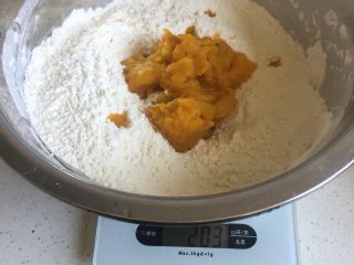 5、可爱小刺猬～香甜南瓜馒头,南瓜泥一定要降温至温热才能加到面粉里，以免把酵母烫呜呼了。南瓜泥可以用搅拌机打成细腻的糊，我比较懒，只有带手套捏几下就可以了，哈哈，成品不影响