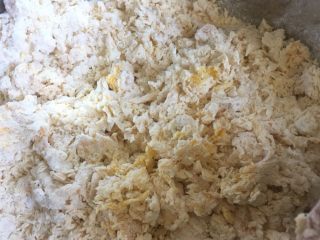 6、可爱小刺猬～香甜南瓜馒头,加入油，搅成棉絮状，不加一滴水哟！