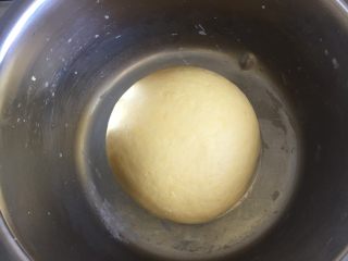 7、可爱小刺猬～香甜南瓜馒头,揉成光滑的面团，手工揉的话就是反复搓揉，折叠。