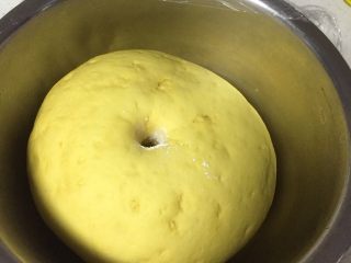 8、可爱小刺猬～香甜南瓜馒头,盖保鲜膜，发酵至两倍大，用手指粘面粉戳个洞不回缩，不塌陷就是发酵好了。