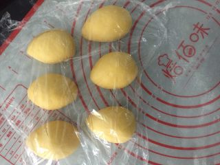 9、可爱小刺猬～香甜南瓜馒头,取出来，排气，加手粉不停开回的揉面，面揉的越光滑，馒头蒸出来越好看。然后分成50克一分的小剂子，边整形边醒发。整形成水滴状