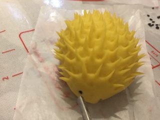 11、可爱小刺猬～香甜南瓜馒头,然后用筷子沾水，把黑芝麻贴上去做刺猬的眼睛。