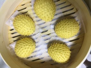 12、可爱小刺猬～香甜南瓜馒头,放入蒸笼继续发酵至两倍大。二次发酵