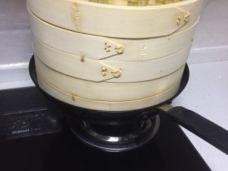 13、可爱小刺猬～香甜南瓜馒头,开水上锅中大火蒸20分钟，关火焖5分钟开盖取出就可以趁热吃啦！