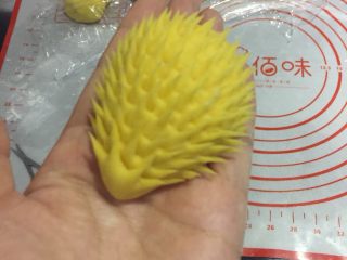 10、可爱小刺猬～香甜南瓜馒头,用最小的剪刀✂，我用的修剪眉毛的那种，特别好用。剪出刺猬的刺，这一步基本就是考验耐心了。