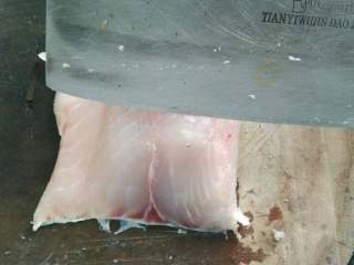 1、菊花捶鱼,把草鱼剃去鱼排,顺纹理斜刀切片第一刀不切断,第二刀时切断