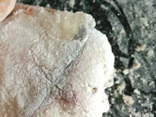 3、菊花捶鱼,取一鱼片两面粘上红薯淀粉(一定要是薯粉,不可面粉替代)