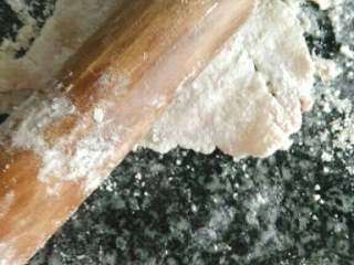 4、菊花捶鱼,用擀面杖在鱼两面捶打,待粉吸收再加粉捶,加两次粉后在不敲碎鱼片的情况下尽量多捶会,使得淀粉和鱼肉融和