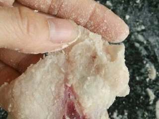 5、菊花捶鱼,如图捶好的鱼片会比之前大些