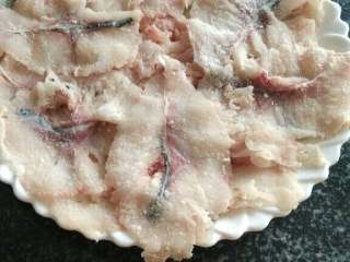 6、菊花捶鱼,以此类推,把捶好的鱼片摆放盘中备用,一次用不完可放冰箱冷藏