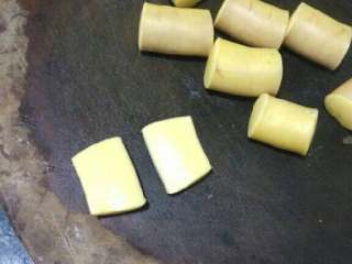 11、菊花捶鱼,煮好切去两头后切段,再对半切开