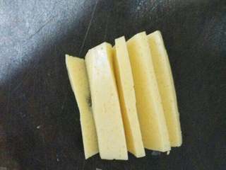 12、菊花捶鱼,如图直刀切片,勿把肠衣切断,再横刀切即可