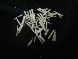 14、菊花捶鱼,锅中入清水放入切好的姜丝和一小勺料酒