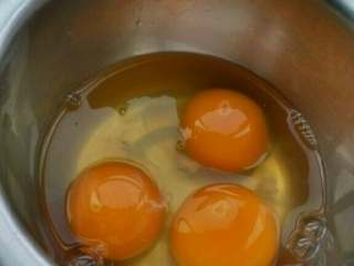 8、菊花捶鱼,鸡蛋(土鸡蛋优先)加少许盐打散