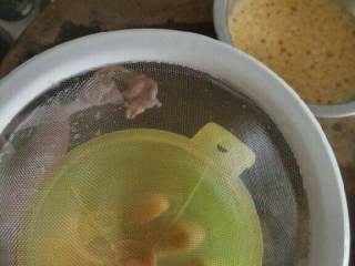 9、菊花捶鱼,把猪小肠一头用绳子系好,留一头把漏斗嘴插入,上面放个粉筛以免气泡灌入小肠,灌好后把另一头也用绳子系好