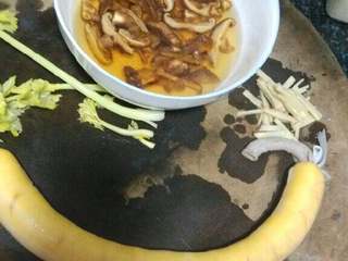 10、菊花捶鱼,入冷水中煮,煮至水开改为小火煮,至蛋肠熟透(切勿旺火煮或蛋肠里有大量空气,不然会爆裂)