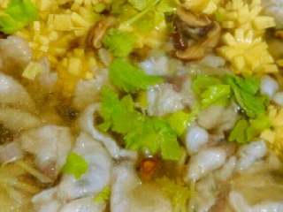 17、菊花捶鱼,待水开后把捶鱼一片片下入,全卷曲后关火调入盐味,撒上香菜或葱即可