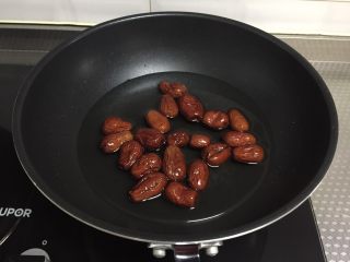 2、红枣糕,主要说一下红枣，红枣洗净后下锅煮一下，开锅转小火煮10分钟