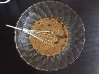 4、红枣糕,手动搅拌至无颗粒状态