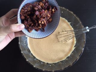 7、红枣糕,加入红枣碎搅拌均匀