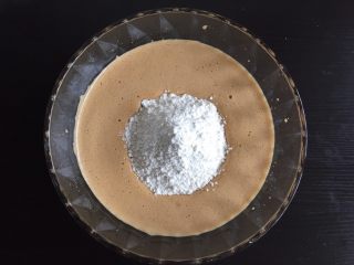 9、红枣糕,筛入低筋面粉