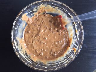 10、红枣糕,用刮刀边转碗边按同一方向搅拌均匀