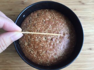 14、红枣糕,用牙签扎一下没有带出面粉就可出炉