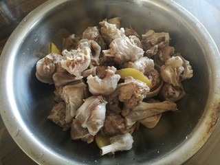 8、红烧小羊肉,装盘待用。