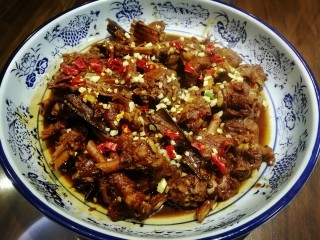 18、红烧小羊肉,撒上老姜、辣椒。