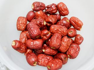 5、阿胶糕固元膏,红枣去核后称重。