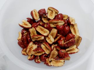 6、阿胶糕固元膏,切成小块。