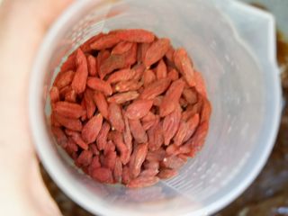 12、阿胶糕固元膏,先加入枸杞。