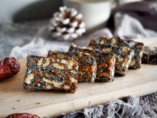 18、阿胶糕固元膏,将擀压平整的固元膏在室温下冷透，放冰箱冷藏30-40分钟，切片。