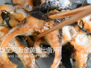 7、饭店绝对吃不到，这样做鱼肉超级美味下饭！,煎炸至两面金黄盛出备用