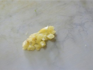 5、凉拌双耳,蒜切末