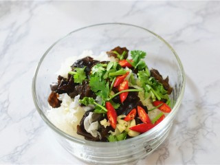 7、凉拌双耳,将蒜末，香菜，红椒放进木耳银耳中