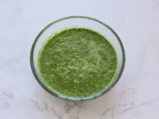 3、奶油菠菜蘑菇意面,启动料理机打成牛奶菠菜汁备用